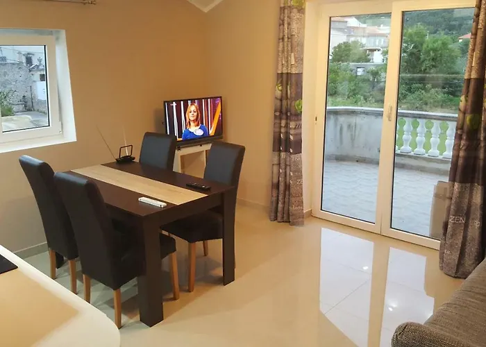 アパート Lena Sutomišćica