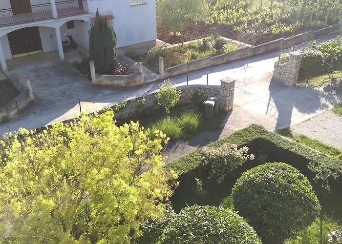 Lena شقة Sutomiscica