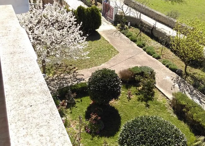 Lena شقة Sutomiscica