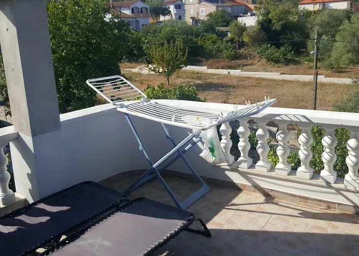 Lena شقة Sutomiscica